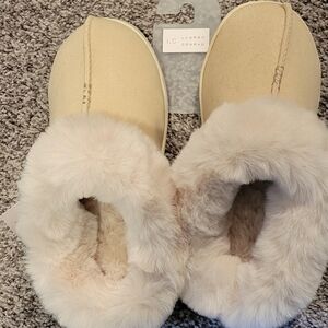 NWT Women's LC Lauren Conrad Cream Faux Fur Slippers